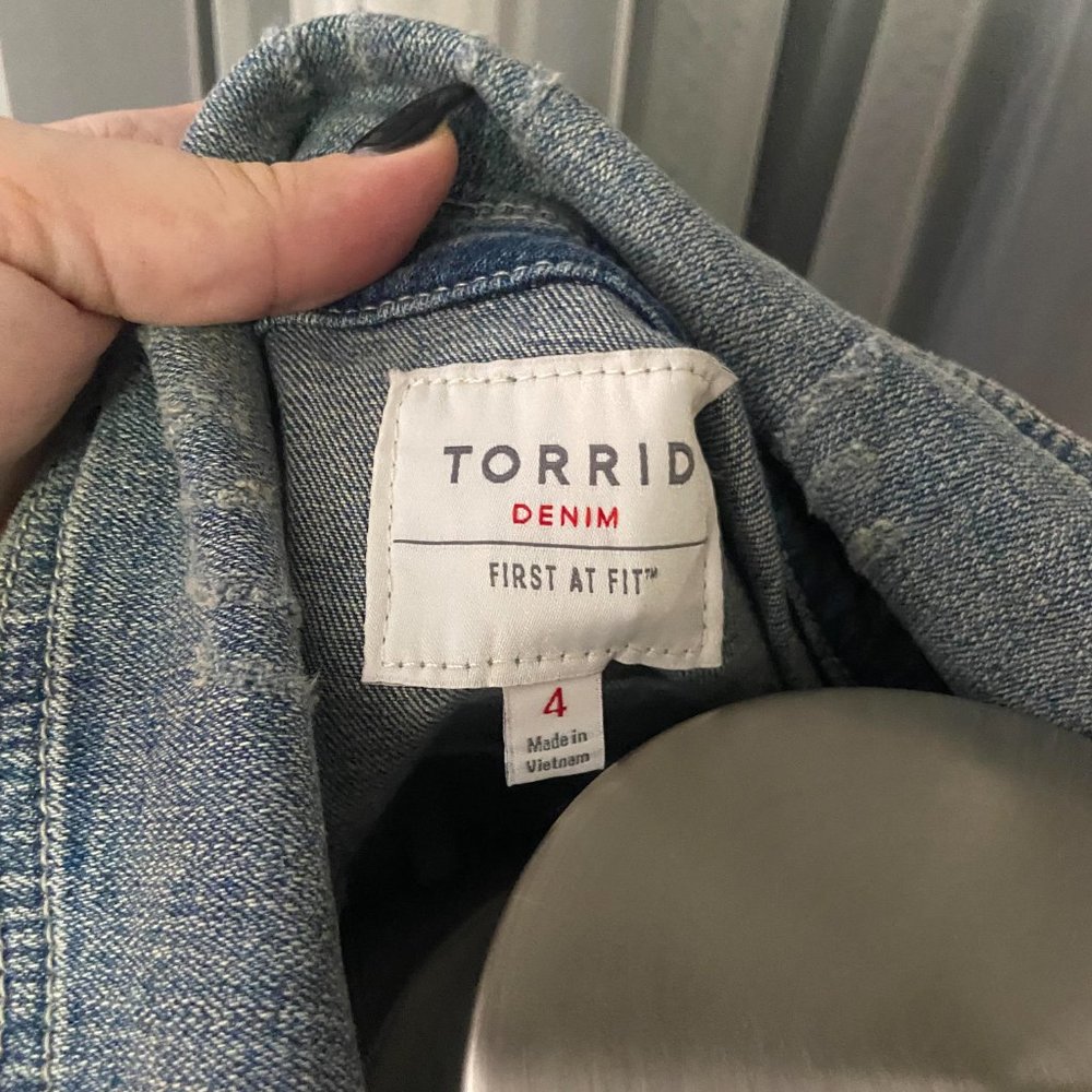 Size 4 Torrid Light blue denim vest NWOT - Picture 3 of 3